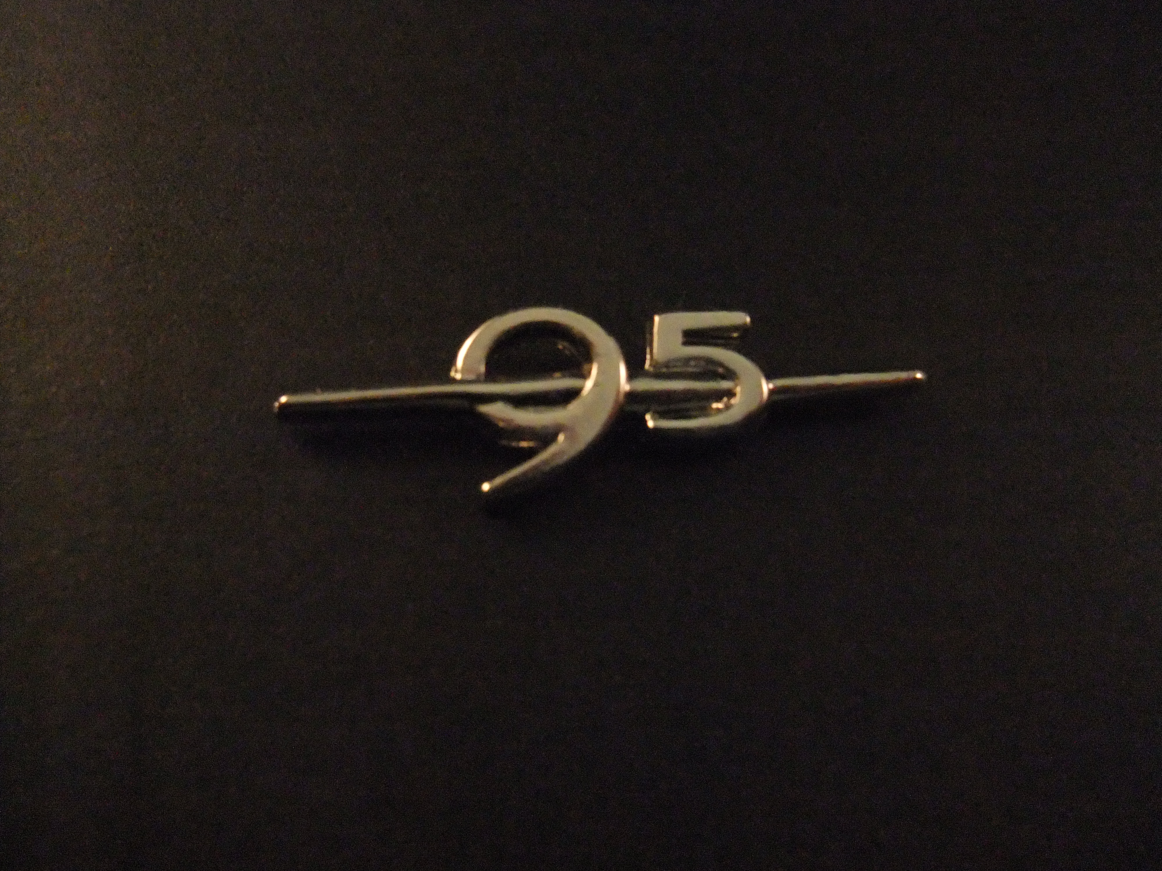 Saab 9-5 hogere middenklasse auto zilverkleurig logo